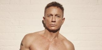 Daniel Craig pozând la bustul gol