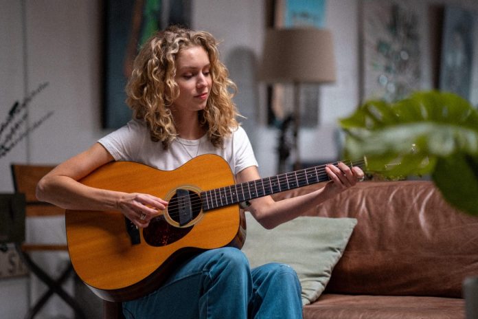 instrumente muzicale fata care canta la chitara
