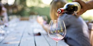 Frica de COVID-19 îi determină pe oameni să consume alcool! Care sunt riscurile?