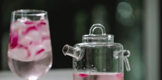 Apa de trandafiri, mod de realizare – Beneficii pentru piele și păr