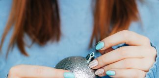 Manichiură de Crăciun – Modele de unghii 2021