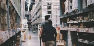 persoane mergand in depozit logistic