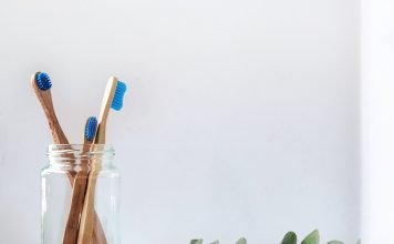 Remedii de albit dinții – Cum îți poți albi dantura, fără să mergi la dentist?